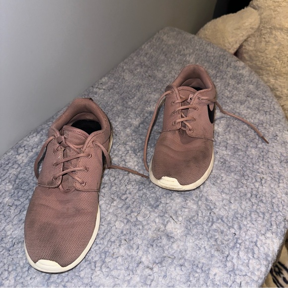 Nike Women’s Pink Taupe Roshe Run - Size 7.5 - Picture 6 of 10